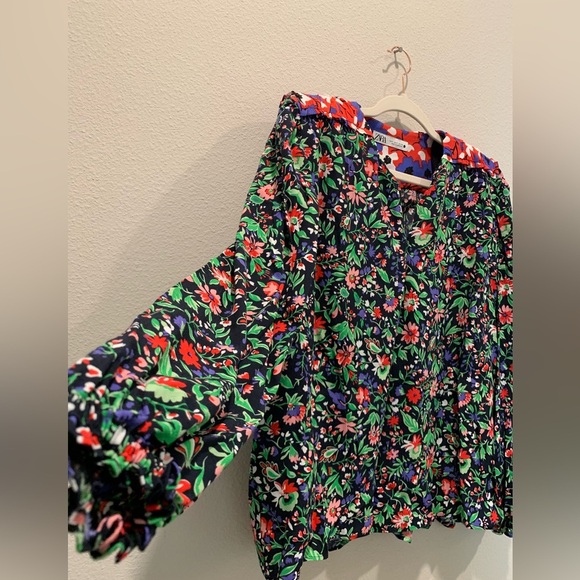 Zara Floral Top with Shoulder Pads Small - Picture 3 of 7